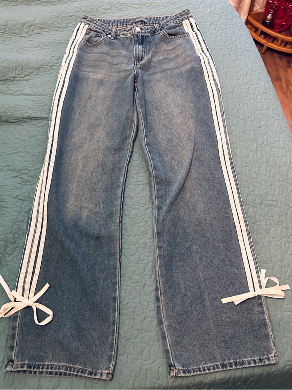 Cali 1850 Women’s Blue Denim Wide-Leg Jeans with White Side Stripes size 7/28